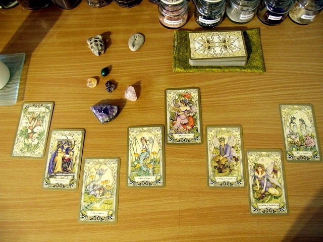 Xem bài tarot đoán ai đang yêu thầm bạn