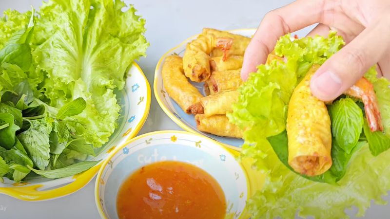 Thưởng thức hoành thánh cuộn tôm chiên